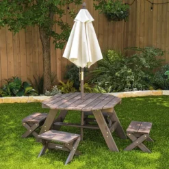 Table En Bois Avec Tabourets Et Parasol
